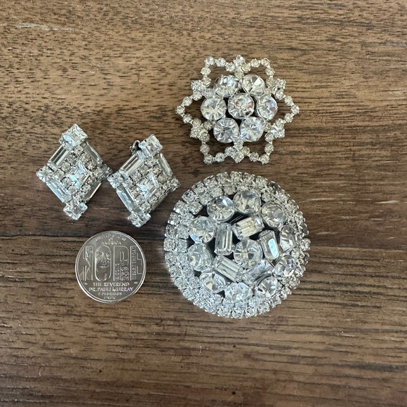 Albert Weiss earrings and 2 unmarked Silver Brooches - Picture 3 of 5